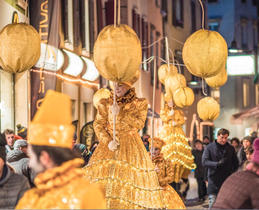Carousel Stilt Walkers performance