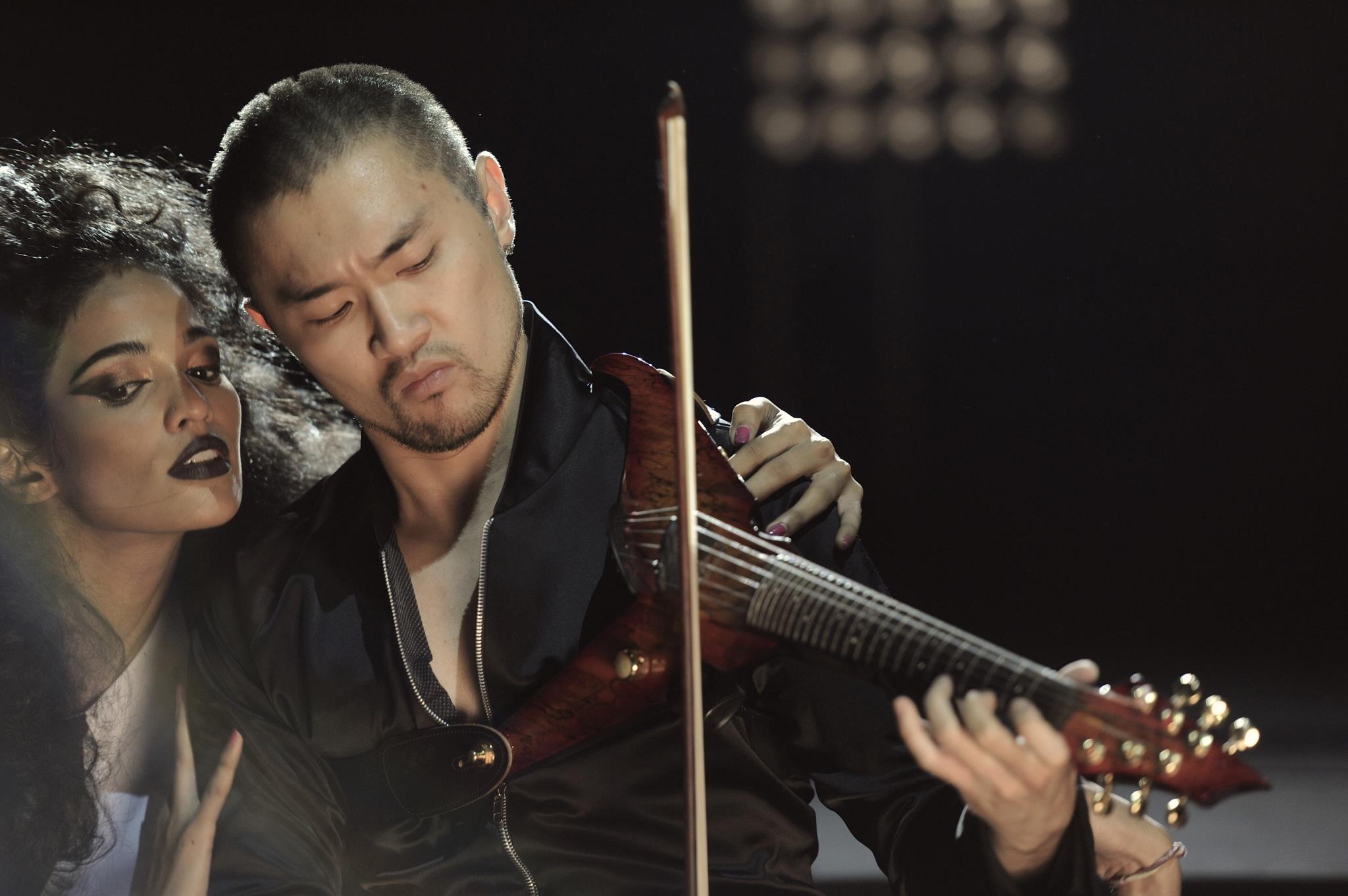 Electric Violinist performance