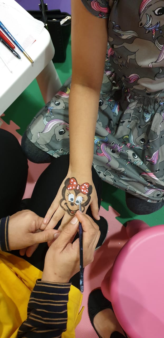 Face Painter performance