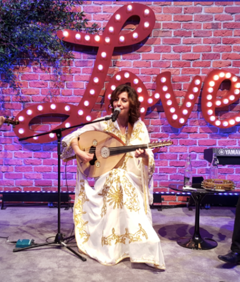 FEMALE OUD PLAYER performance