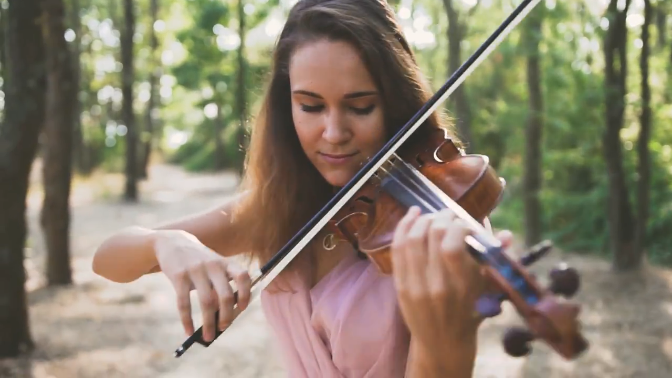 Female Violinist performance