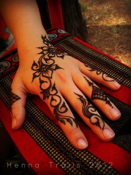 Henna Artist performance
