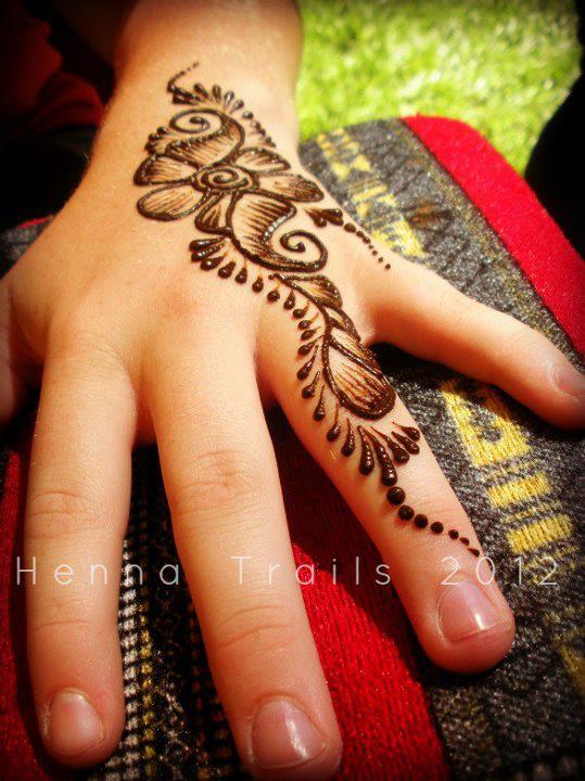 Henna Artist performance