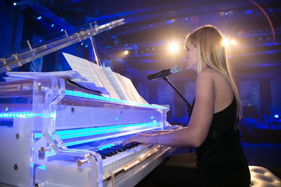 Lady Pianist in Dubai performance