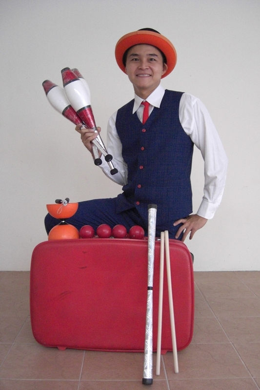 Roaming Jugglers & Diabolists performance