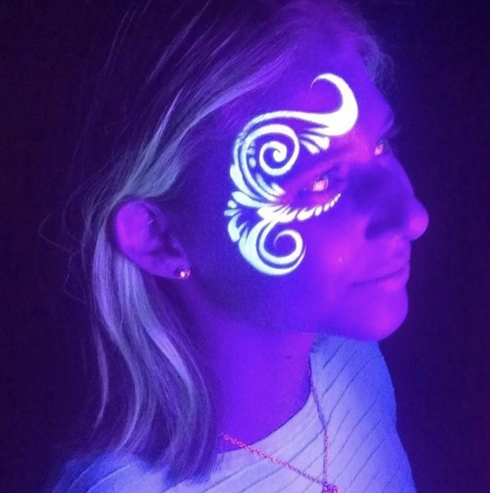 Temporary Tattoo Artist performance