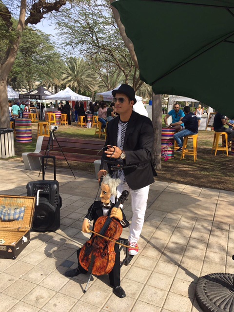 Violinist Puppet performance